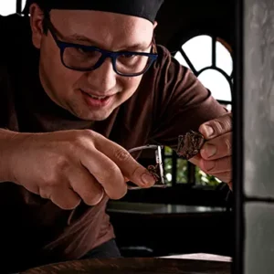 El chef Florin rallando tartufo en restaurante italiano Fiori